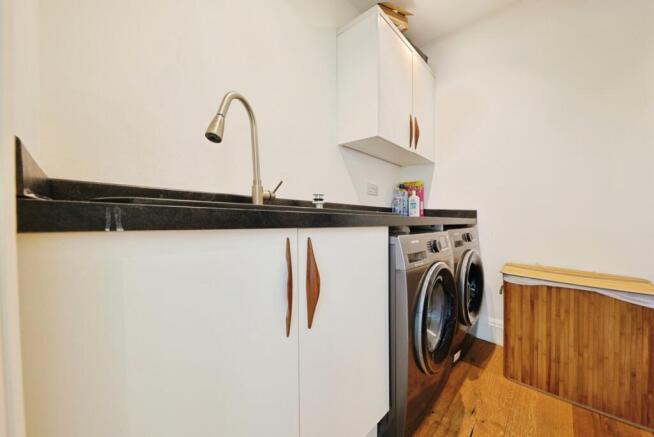5 bed Semi-Detached for sale Image 11