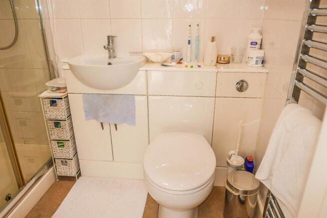 EN-SUITE SHOWER ROOM