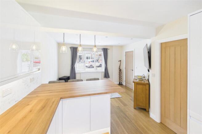 4 bed Detached for sale Image 9