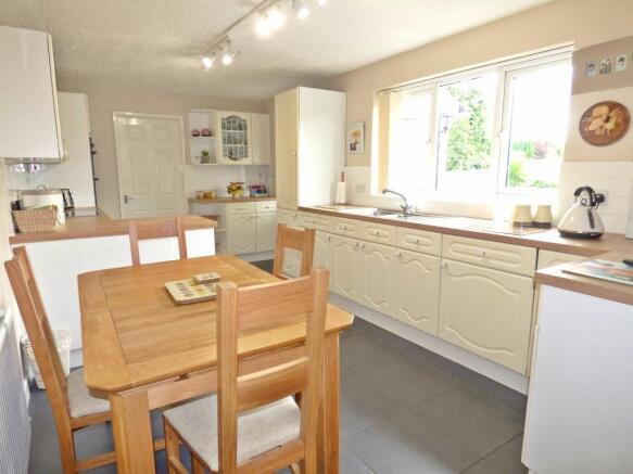 Kitchen & dining room