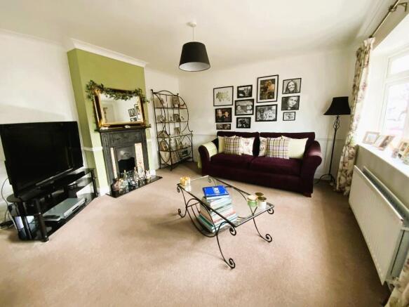 LIVING ROOM 17' x 13'