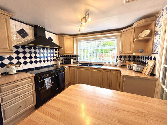 4 bed Detached for sale Image 9