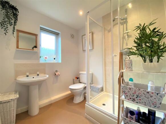 En suite shower r...