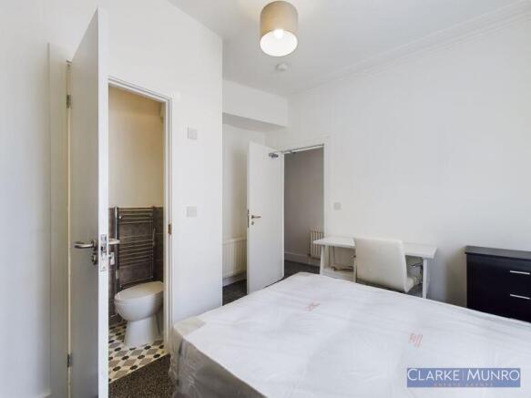 4 bed Town House to rent Image 4