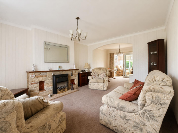 Living Room / Dining Area:
