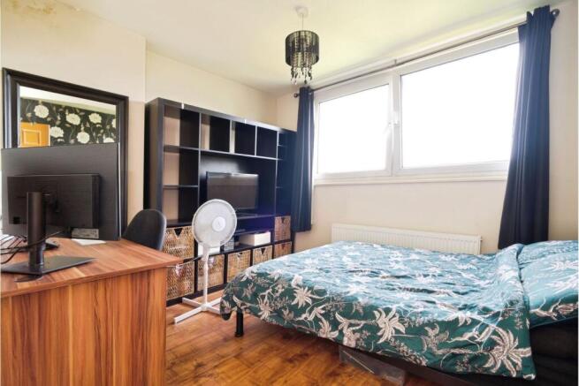 5 bed Detached for sale Image 7