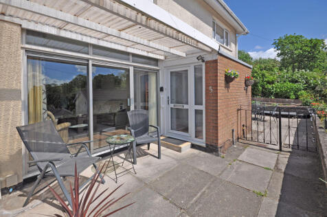 Crescent Court, Newport