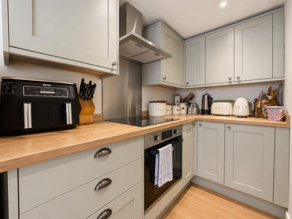 2 bed Character Property to rent Image 5