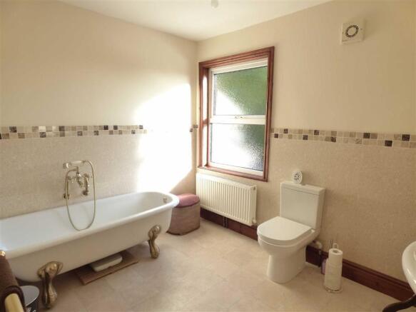SPACIOUS BATHROOM