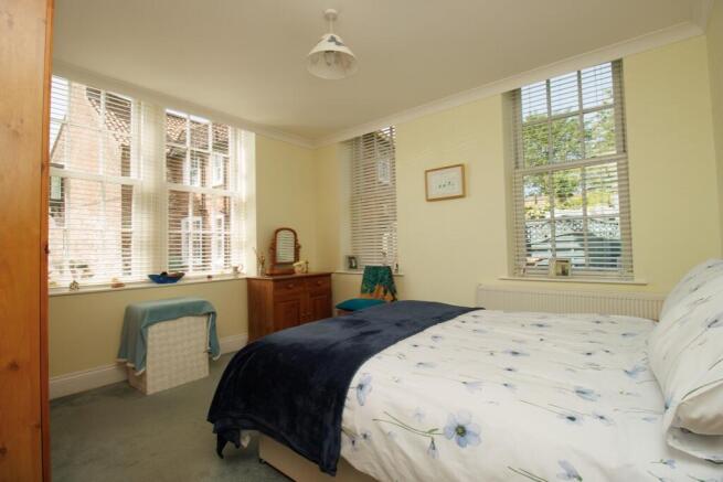 3 bed Ground Flat for sale Image 11