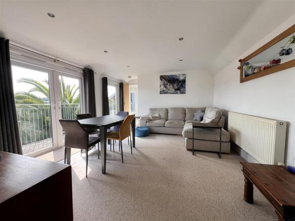 Sitting/Dining Room: