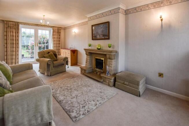OPEN PLAN LIVING/DINING ROOM