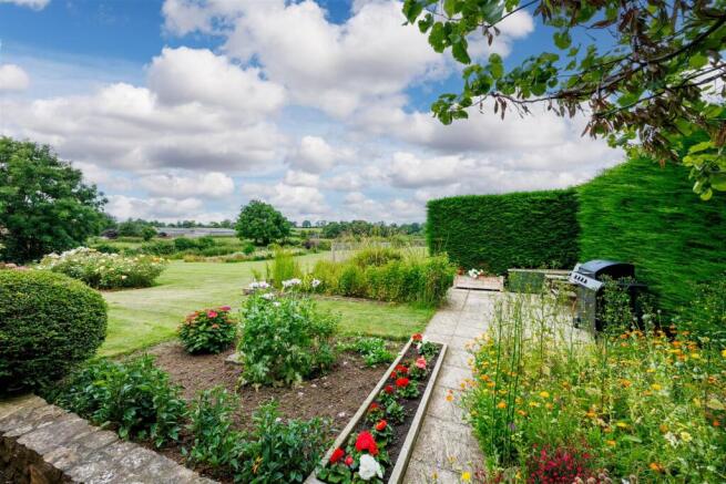 4 bed Bungalow for sale Image 12