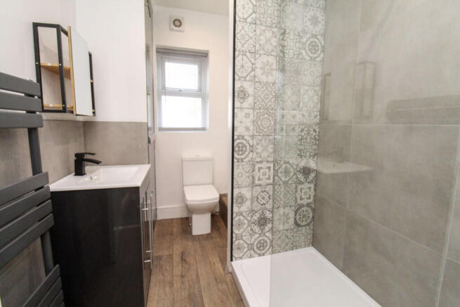 4 bed House to rent Image 8