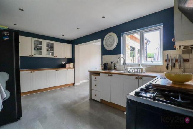 4 bed Detached for sale Image 6
