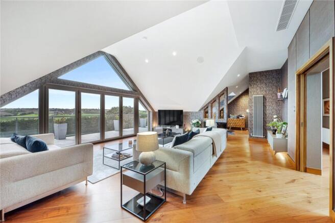 5 bed Detached for sale Image 6