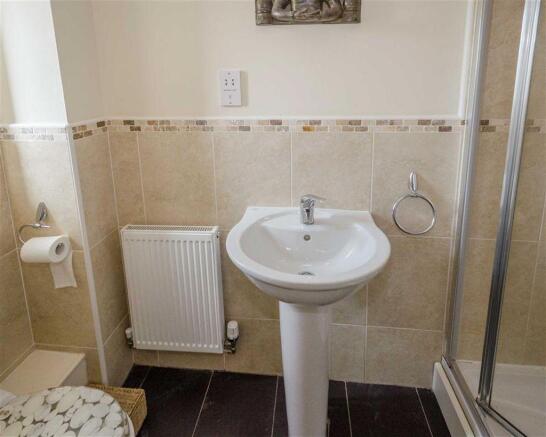 EN-SUITE SHOWER ROOM