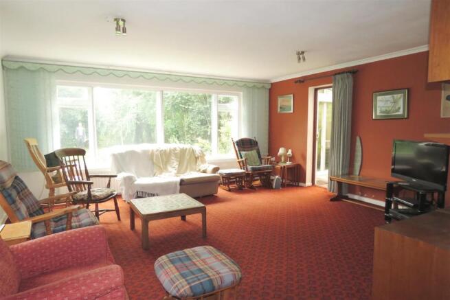 LIVING ROOM.JPG