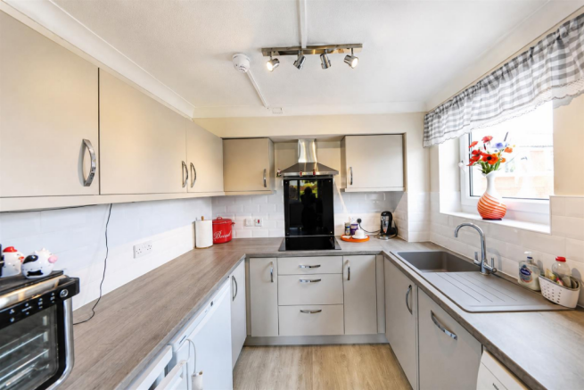 2 bed Flat for sale Image 6