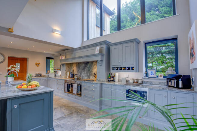 6 bed Detached for sale Image 7
