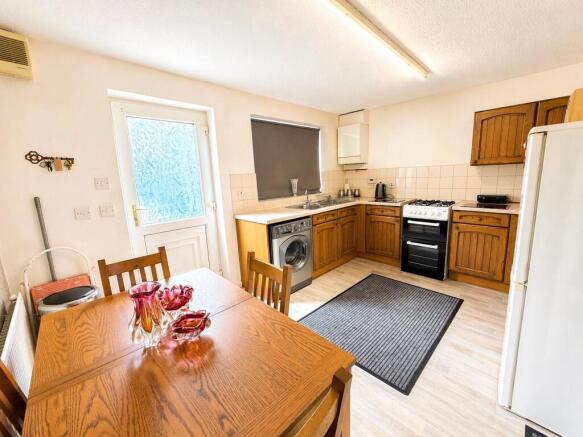 3 bed Semi-Detached for sale Image 4