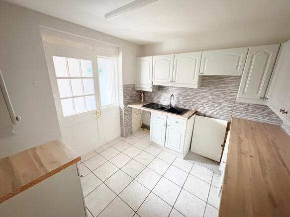 3 bed Semi-Detached to rent Image 4