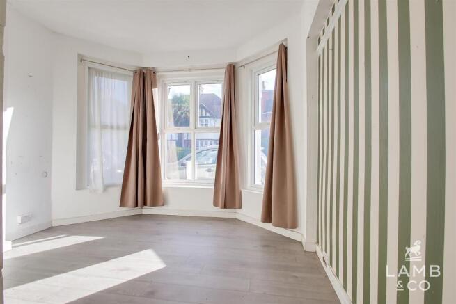 LOUNGE/BEDROOM