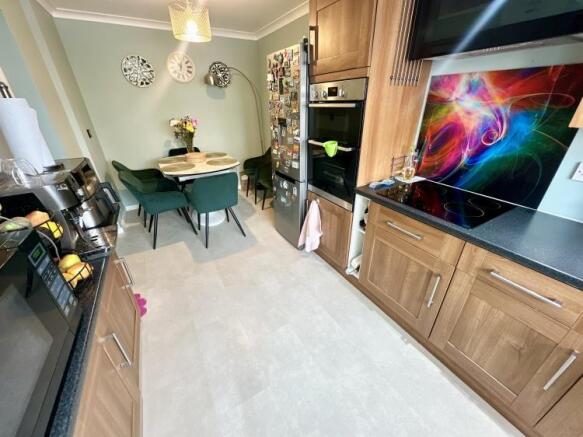 70 Iris Close,  Ipswich photo 3