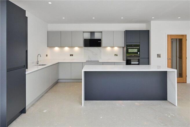 5 bed Detached for sale Image 8