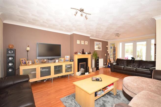 Lounge/Dining Room