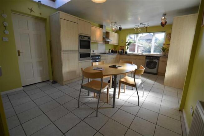 KITCHEN/DINING ROOM