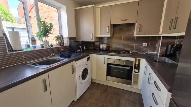 2 bed Semi-Detached to rent Image 4