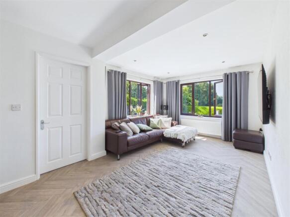 4 bed Detached for sale Image 10