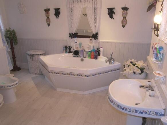 LUXURY BATHROOM
