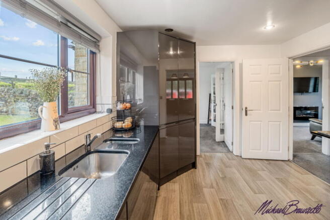 5 bed Detached for sale Image 9