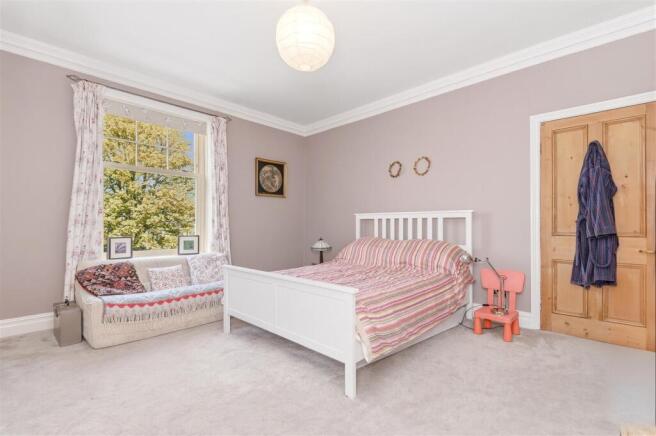 5 bed Semi-Detached for sale Image 12