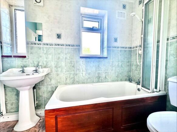 FAMILY BATHROOM