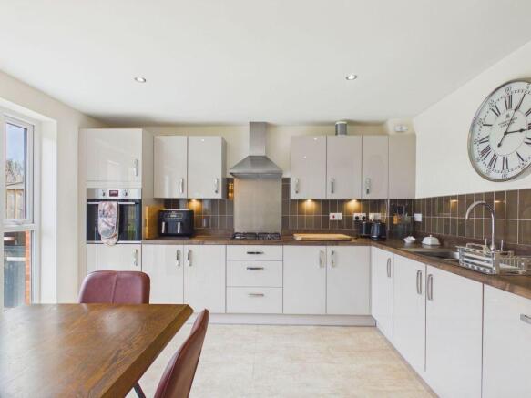 4 bed Detached for sale Image 4