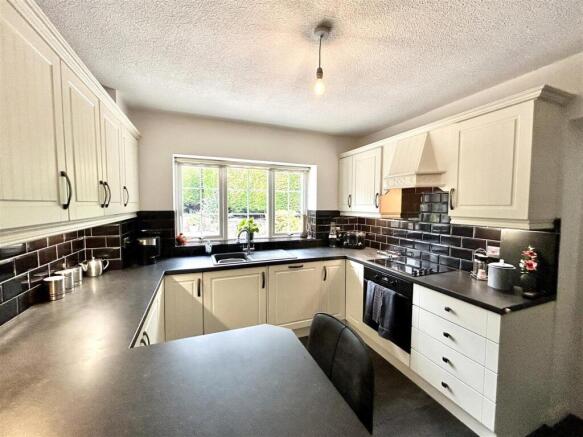3 bed Detached Bungalow for sale Image 10