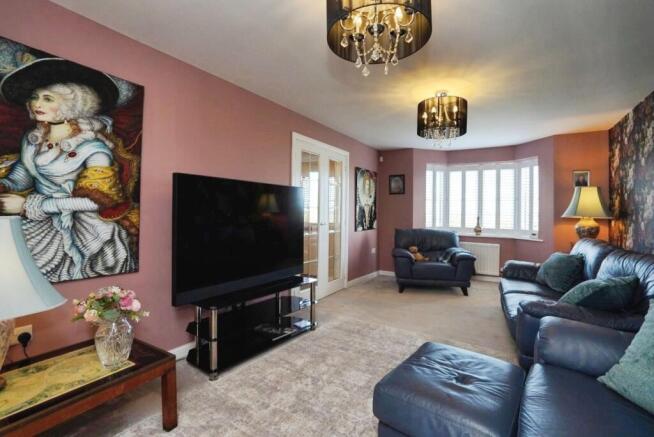 5 bed Detached for sale Image 8