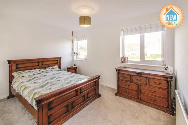 MAIN BEDROOM: