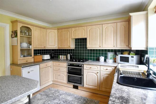 KITCHEN/BREAKFAST
