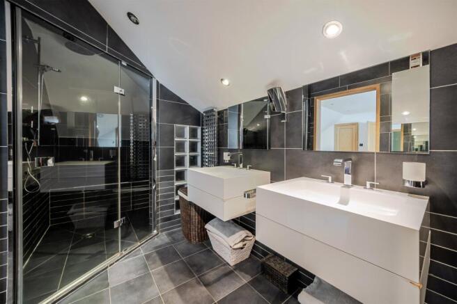 6 bed Detached for sale Image 12
