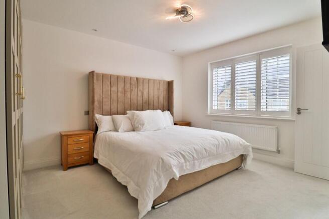 5 bed Detached for sale Image 7