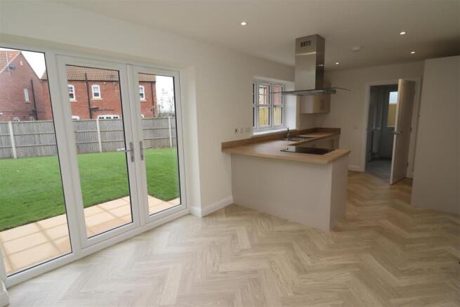 BREAKFAST KITCHEN/DINING