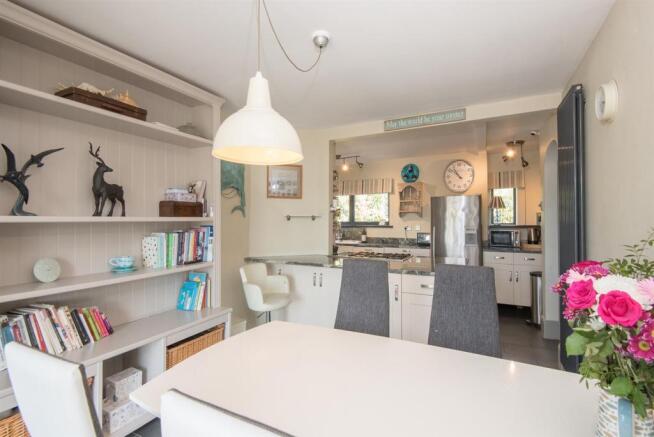 BREAKFAST/DINING AREA