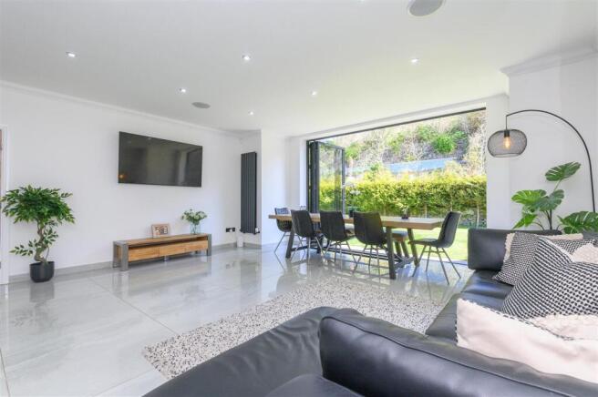 5 bed Detached for sale Image 4