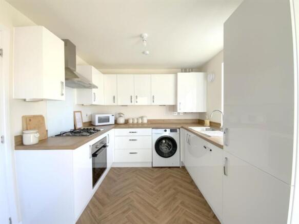 Hadfield Place, New Waltham photo 2
