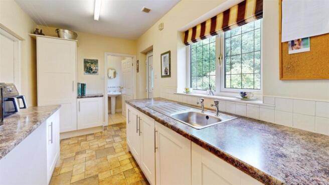 4 bed Detached for sale Image 11