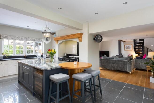 5 bed Detached for sale Image 5